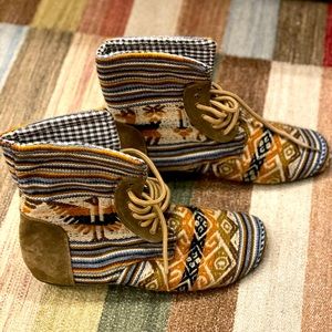 Embroidered wool flat booties with laces